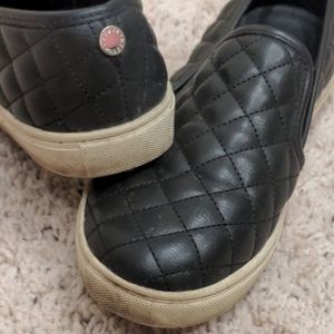 8.5 quilted Black slip on PU Steve Madden casual sneakers eccentric silver logo